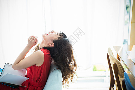 餐馆里仰头大笑的女性图片