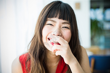 开心大笑的年轻女性图片