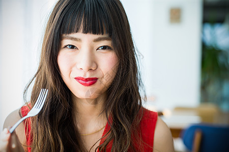 餐馆里吃饭的年轻女性图片