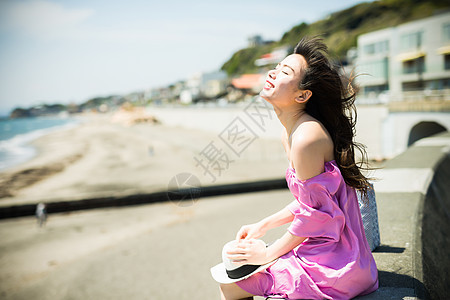 年轻女孩海边度假图片