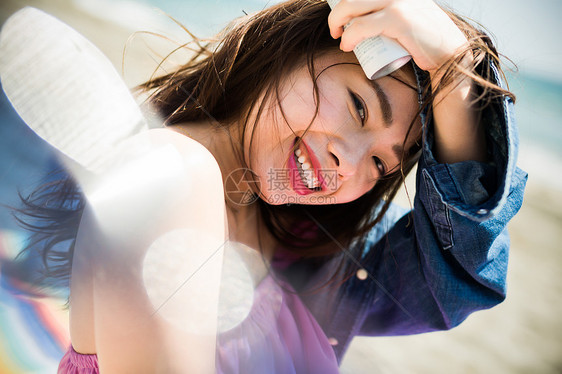 在海边度假的女子图片