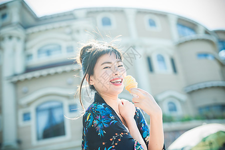 街头散步约会的女孩图片