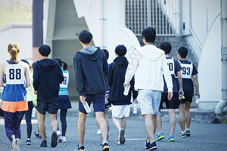 男人背影走路图片