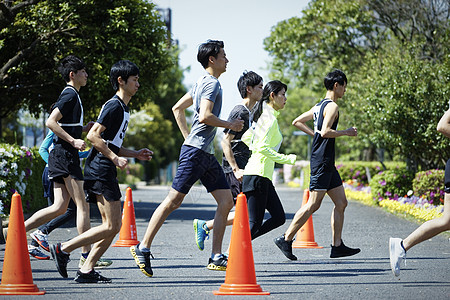 团队年轻运动员跑马拉松比赛高清图片