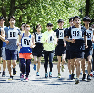 团队年轻运动员跑马拉松比赛图片
