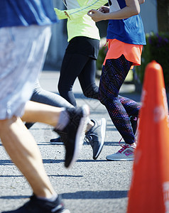 参加马拉松比赛的奔跑者腿部特写图片