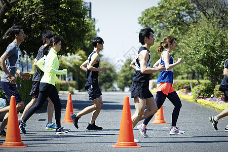 户外马拉松赛跑比赛的参赛者图片