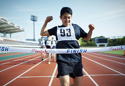 竞争马拉松比赛冲线的成年男性图片