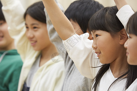 小学生课堂上举手回答问题图片