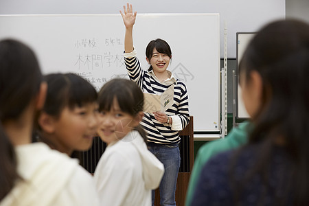 课堂上的老师和学生们图片