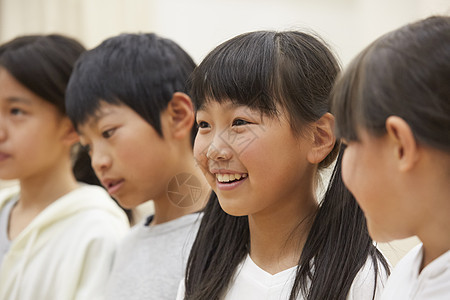 课堂上的小学生图片