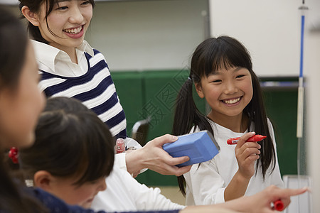 课堂上的小学生图片