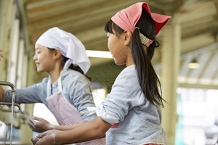 洗衣服的地方假期有趣森林学校小学学生洗手图片