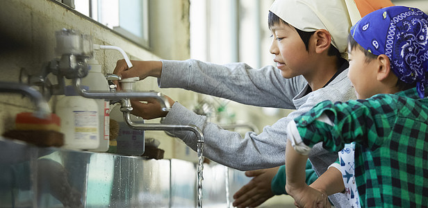 研究享受洗衣服的地方森林学校小学学生洗手图片