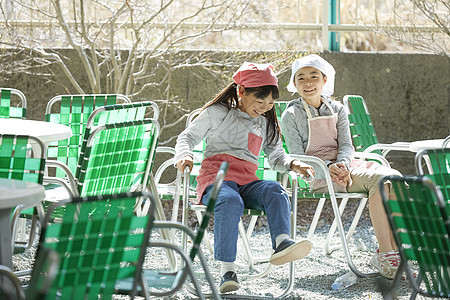 参加暑期实践的小学生室外休息背景图片