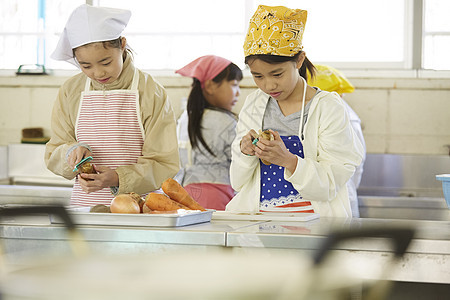 暑期实践课学习烹饪的小学生图片