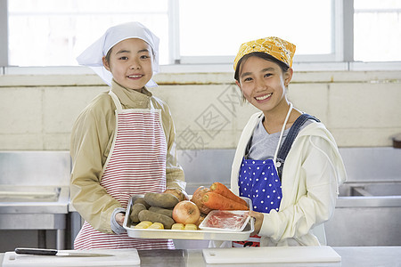 暑期实践课学习烹饪的小学生图片