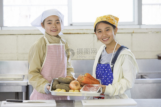 暑期实践课学习烹饪的小学生图片