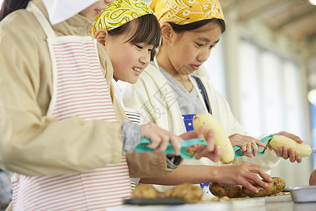 暑期实践课学习烹饪的小学生图片