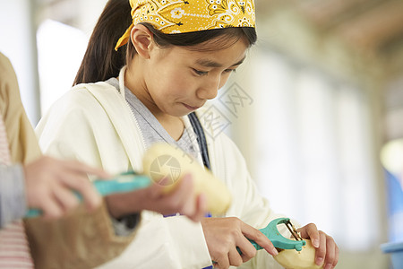 厨房里料理食材的女孩们图片