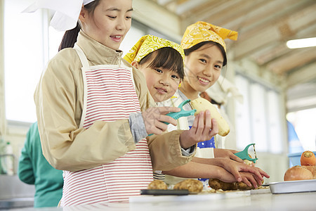 厨房里料理食材的女孩们图片