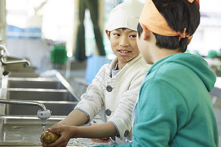 户外露营清洗食材的男孩图片