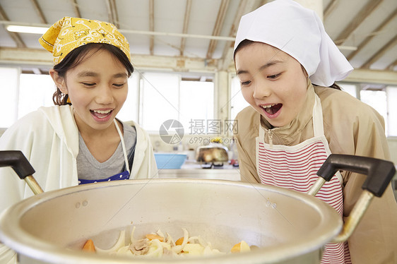 看着大锅里的食材惊喜的小女孩图片