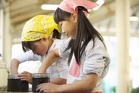 水池边淘洗米的小女孩图片