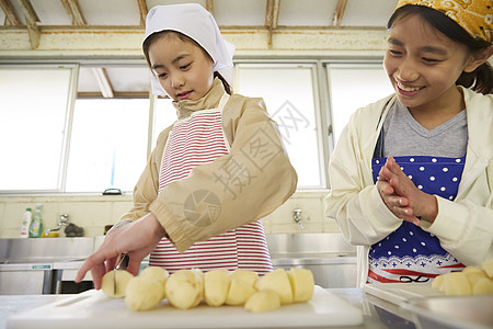 切配土豆的小女孩图片