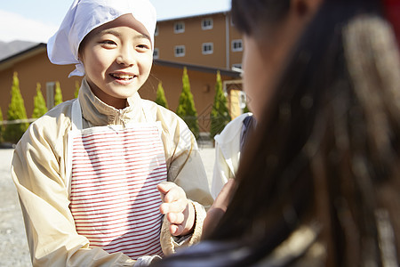 参加暑期实践的小学生图片