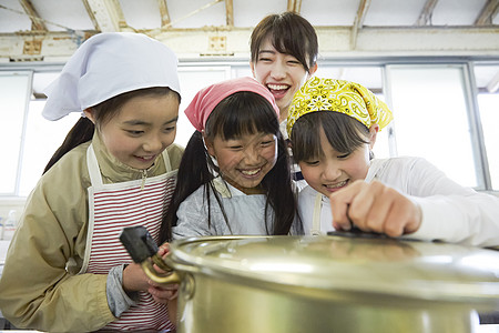 小学生暑期实践课学习烹饪图片