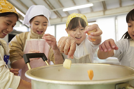 小学生暑期实践课学习烹饪图片