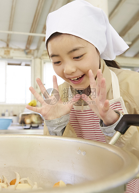 参加暑期实践的小学生图片