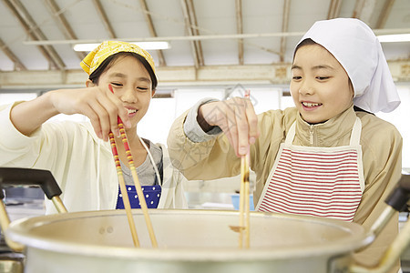 小学生暑期实践课学习烹饪图片