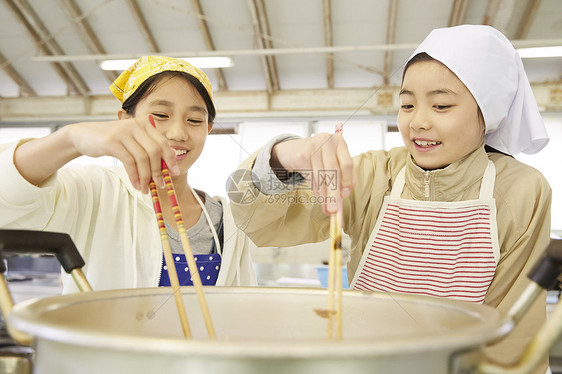 小学生暑期实践课学习烹饪图片