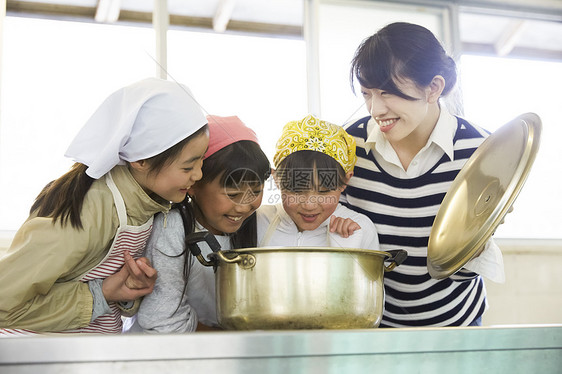 小学生暑期实践课学习烹饪图片