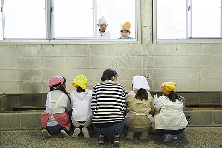 小学生在学校学习暑期烹饪培训课图片