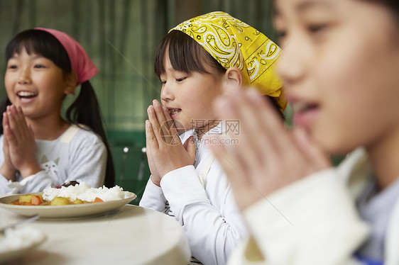 品尝休假参加学校活动小学生吃饭图片