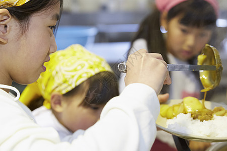 小学生户外活动在打饭图片