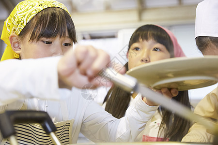 小学生户外活动做好饭图片