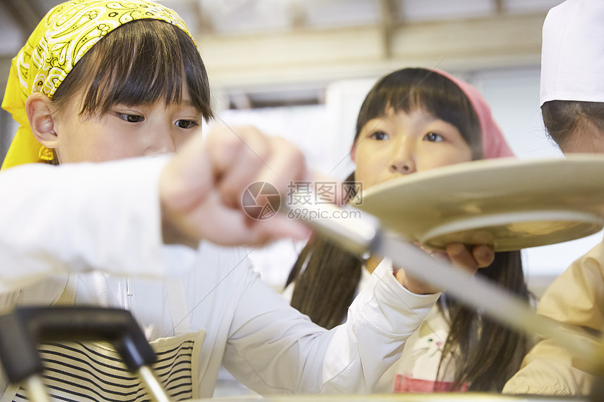 小学生户外活动做好饭图片