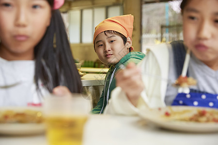 品尝休假参加学校活动小学生吃饭图片