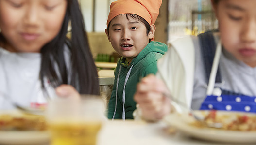 假期学校小学生吃饭图片