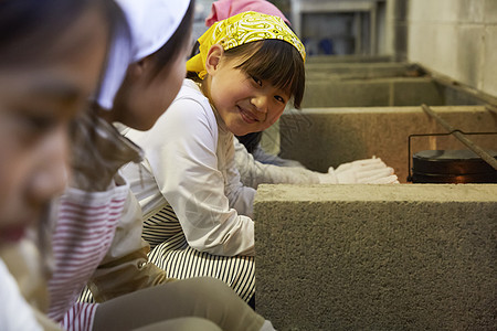 小学生戴围裙学做饭图片