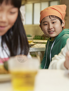 假期学校小学生吃饭图片