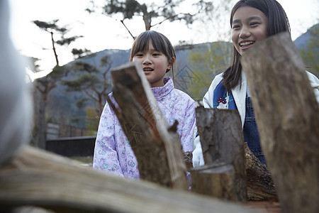 欢闹小孩露营学校在搭篝火图片