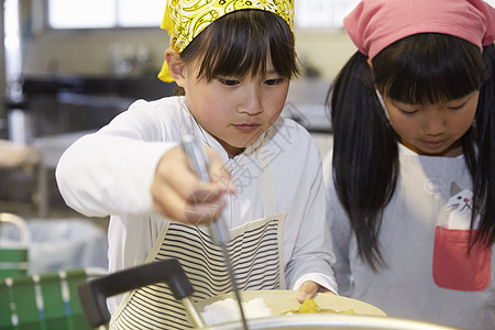 小学生在学校学习暑期烹饪培训课图片