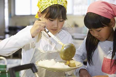 小学生在学校学习暑期烹饪培训课图片