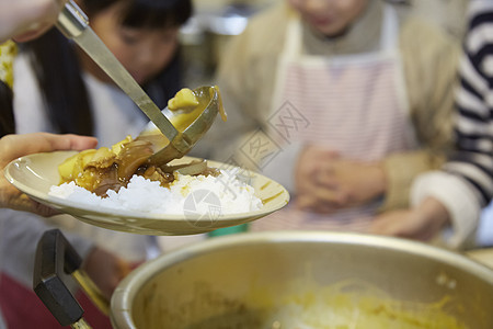 小学生在学校学习暑期烹饪培训课图片