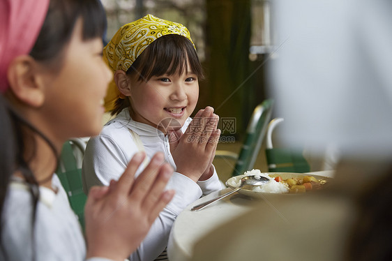 小学生在学校学习暑期烹饪培训课图片